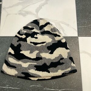 De Santo Black/White Camouflage Reversible Wool Winter Hat